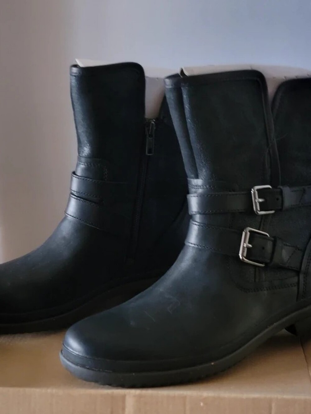 UGG Australia Simmens Boots in Black are a stylish US SIZE 8